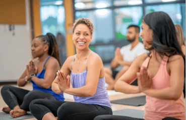 Femmes dans une seance yoga